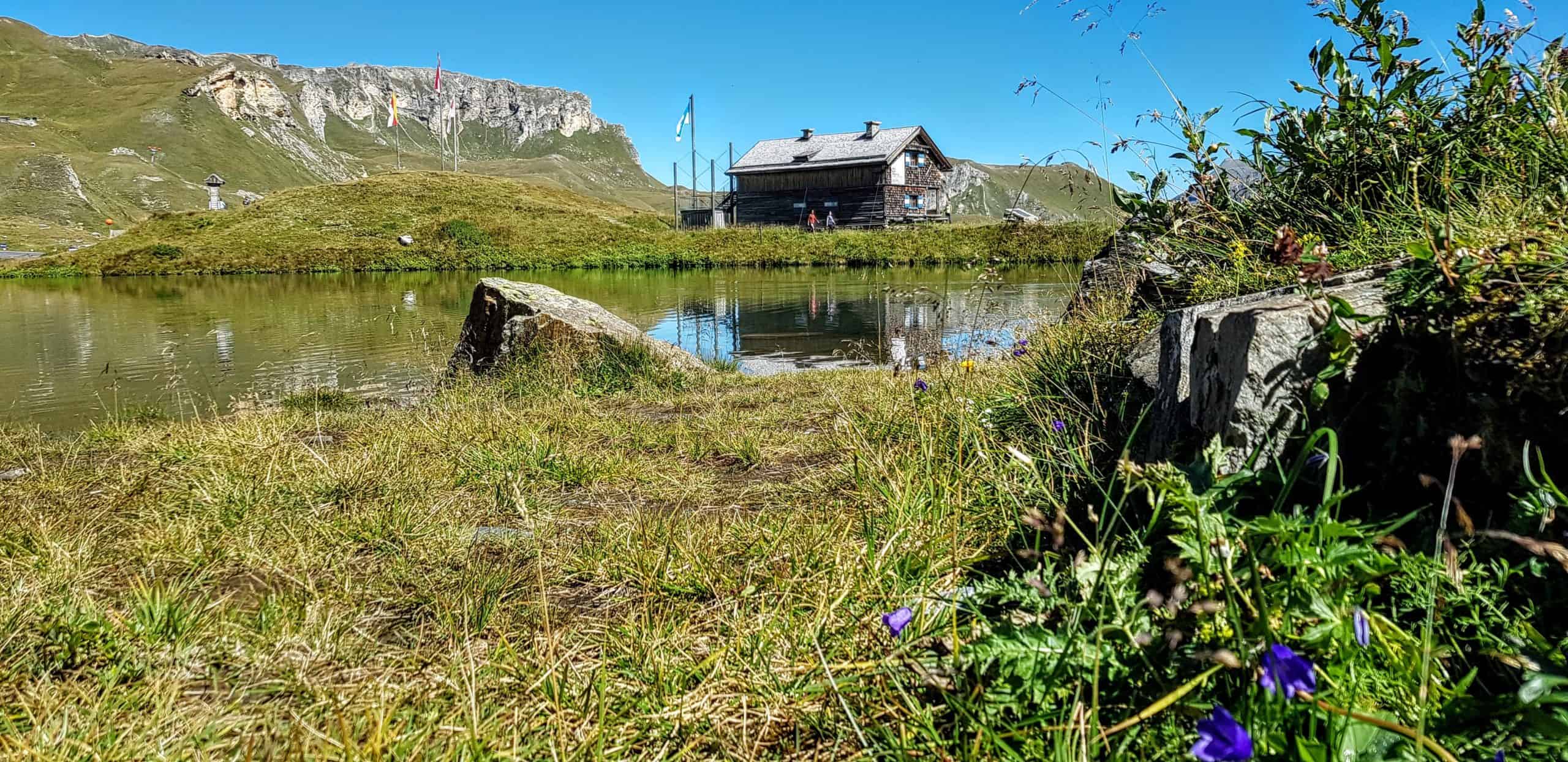 Hütten und Bergseen entlang der Großglockner Hochalpenstraße im Nationalpark Hohe Tauern Kärnten & Salzburg. Sehenswürdigkeiten in Österreich.