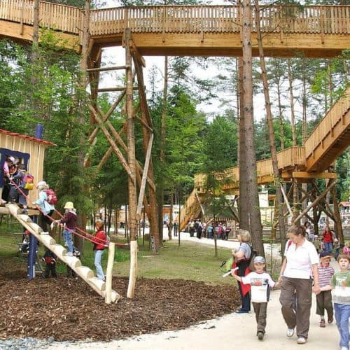 Familie bei Ausflug in Walderlebniswelt Klopeinersee in Kärnten - Spielplatz für Aktivitäten mit Kindern in Österreich