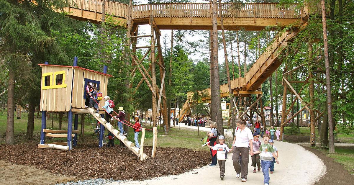 Familie bei Ausflug in Walderlebniswelt Klopeinersee in Kärnten - Spielplatz für Aktivitäten mit Kindern in Österreich