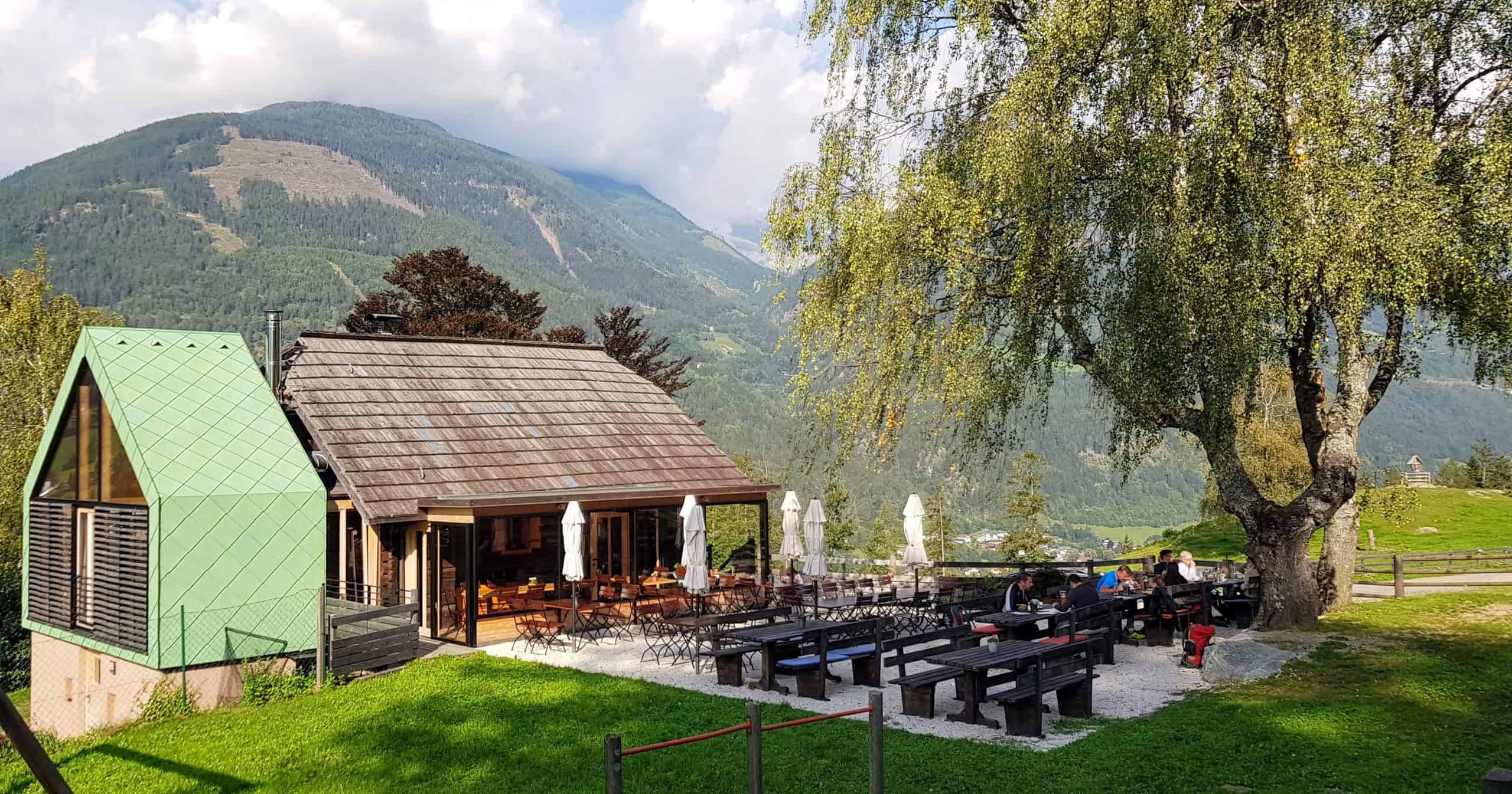 Terrasse der Launsberg Hütte. Slow-Food-Betrieb in Obervellach mit modernem Zubau. Ausflugsziel & Sehenswürdigkeit in Kärnten.