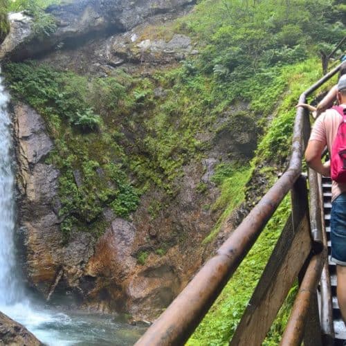 Besucher in der Raggaschlucht in Flattach - Urlaubsregion Nationalpark Hohe Tauern in Kärnten. Sehenswürdigkeit in Österreich.