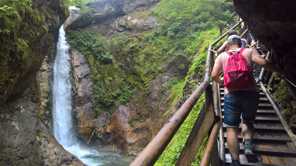 Besucher in der Raggaschlucht in Flattach - Urlaubsregion Nationalpark Hohe Tauern in Kärnten. Sehenswürdigkeit in Österreich.