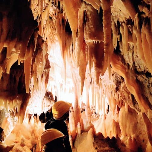 Führung und Besucher in den Obir Tropfsteinhöhlen - TOP Sehenswürdigkeit in der Urlaubsregion Klopeinersee Südkärnten in Österreich.