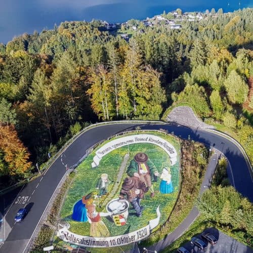 Kunstwerk zur Kärntner Volksabstimmung am Pyramidenkogel und Panoramablick auf Wörthersee - Sehenswürdigkeit in Österreich