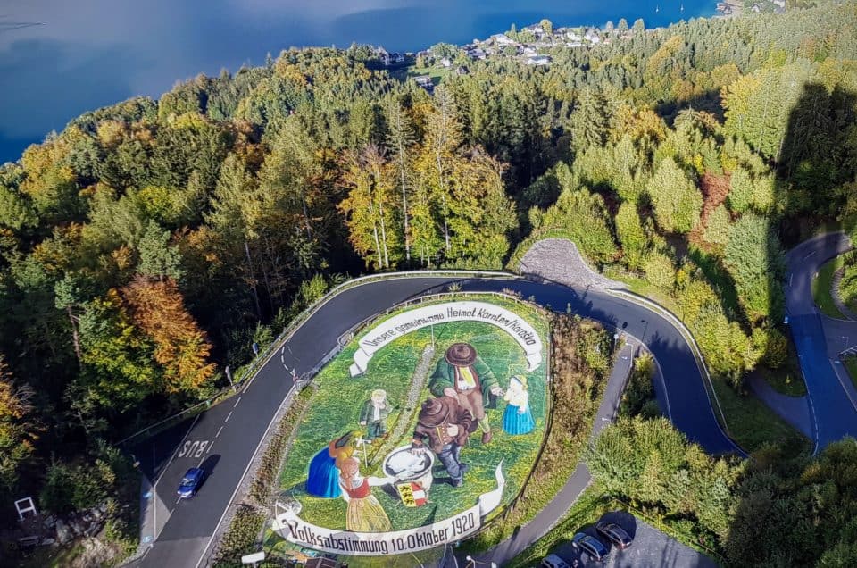 Kunstwerk zur Kärntner Volksabstimmung am Pyramidenkogel und Panoramablick auf Wörthersee - Sehenswürdigkeit in Österreich