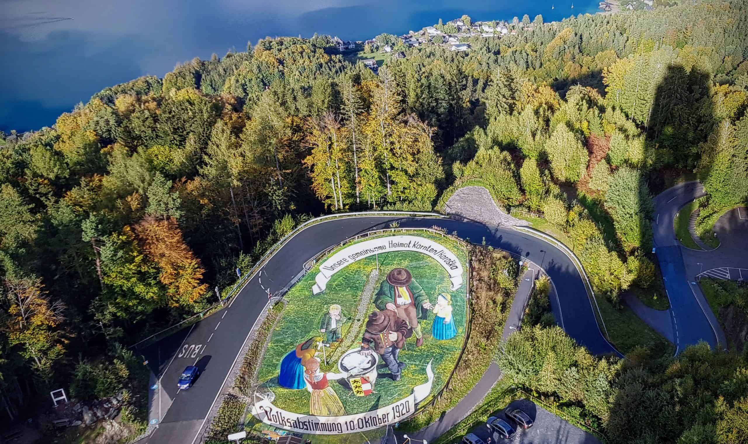 Kunstwerk zur Kärntner Volksabstimmung am Pyramidenkogel und Panoramablick auf Wörthersee - Sehenswürdigkeit in Österreich