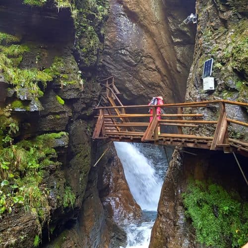 Auf Brücke in der Raggaschlucht. Naturjuwel und Sehenswürdigkeit in Kärnten - Nationalpark Hohe Tauern - bei Österreich-Urlaub.