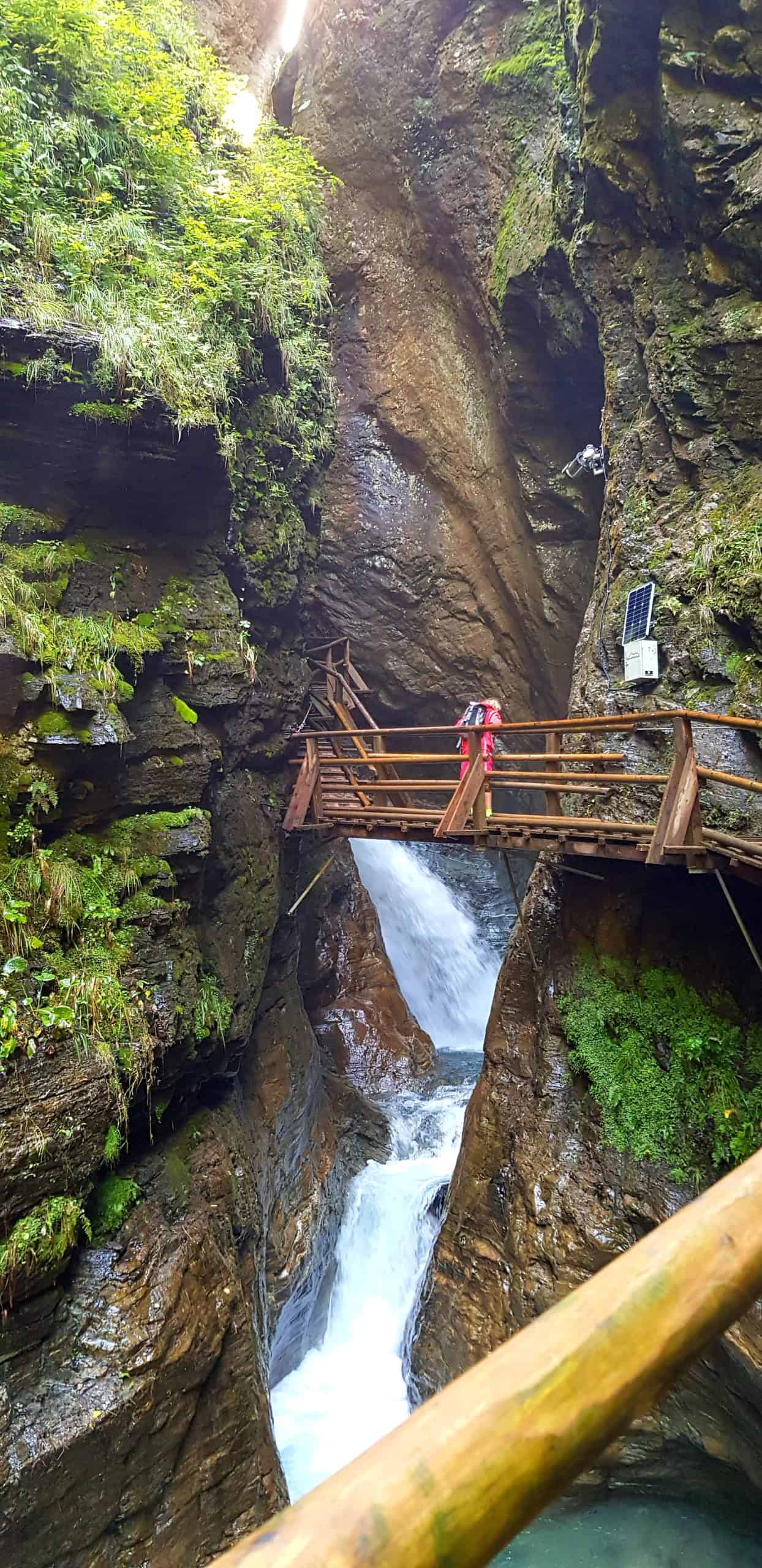 Auf Brücke in der Raggaschlucht. Naturjuwel und Sehenswürdigkeit in Kärnten - Nationalpark Hohe Tauern - bei Österreich-Urlaub.