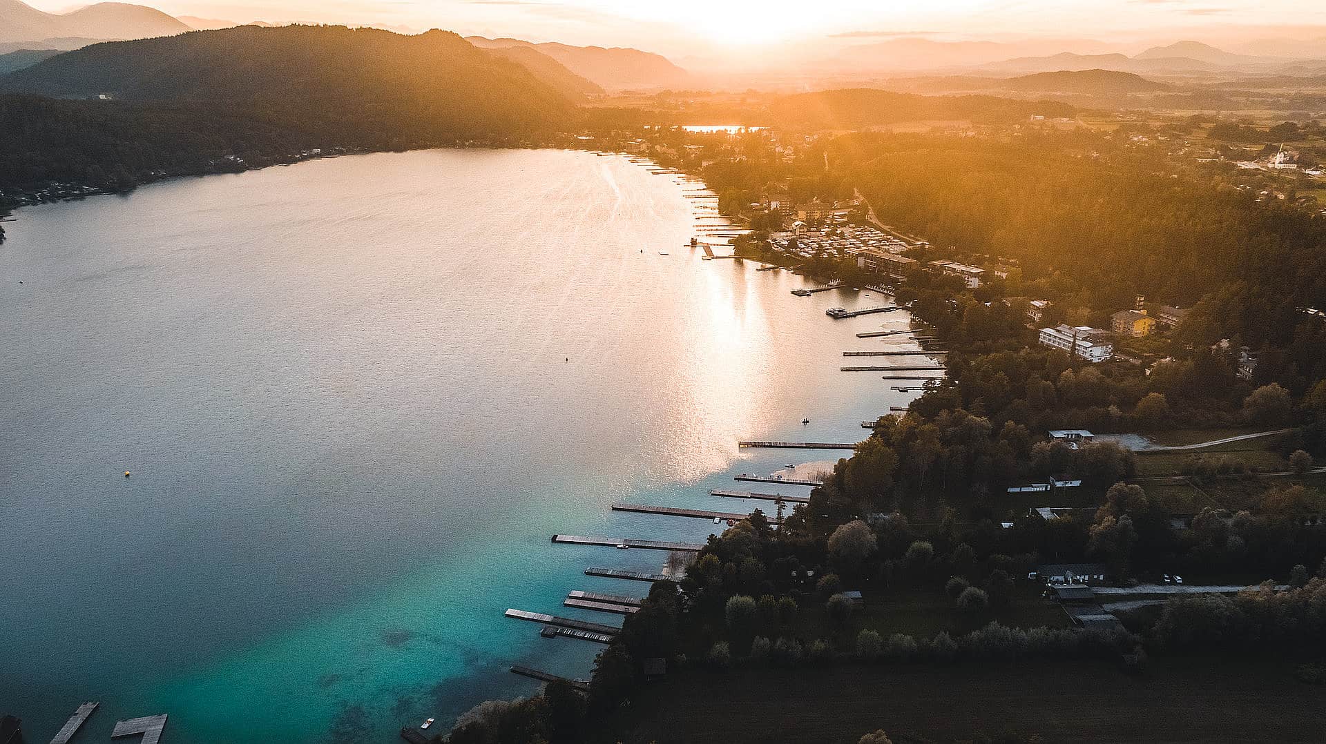 Sonnenuntergang am Klopeinersee in Kärnten. Luftaufnahme mit Orten, den See und der Landschaft bei Urlaub in Österreich.