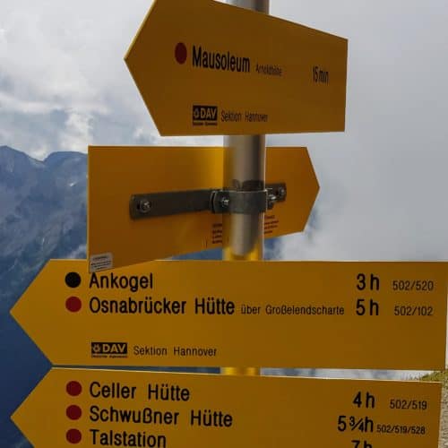 Beschilderung Wanderwege bei Bergstation Ankogel Bergbahn bei Mallnitz im Nationalpark Hohe Tauern in Kärnten - Wandern in Österreich