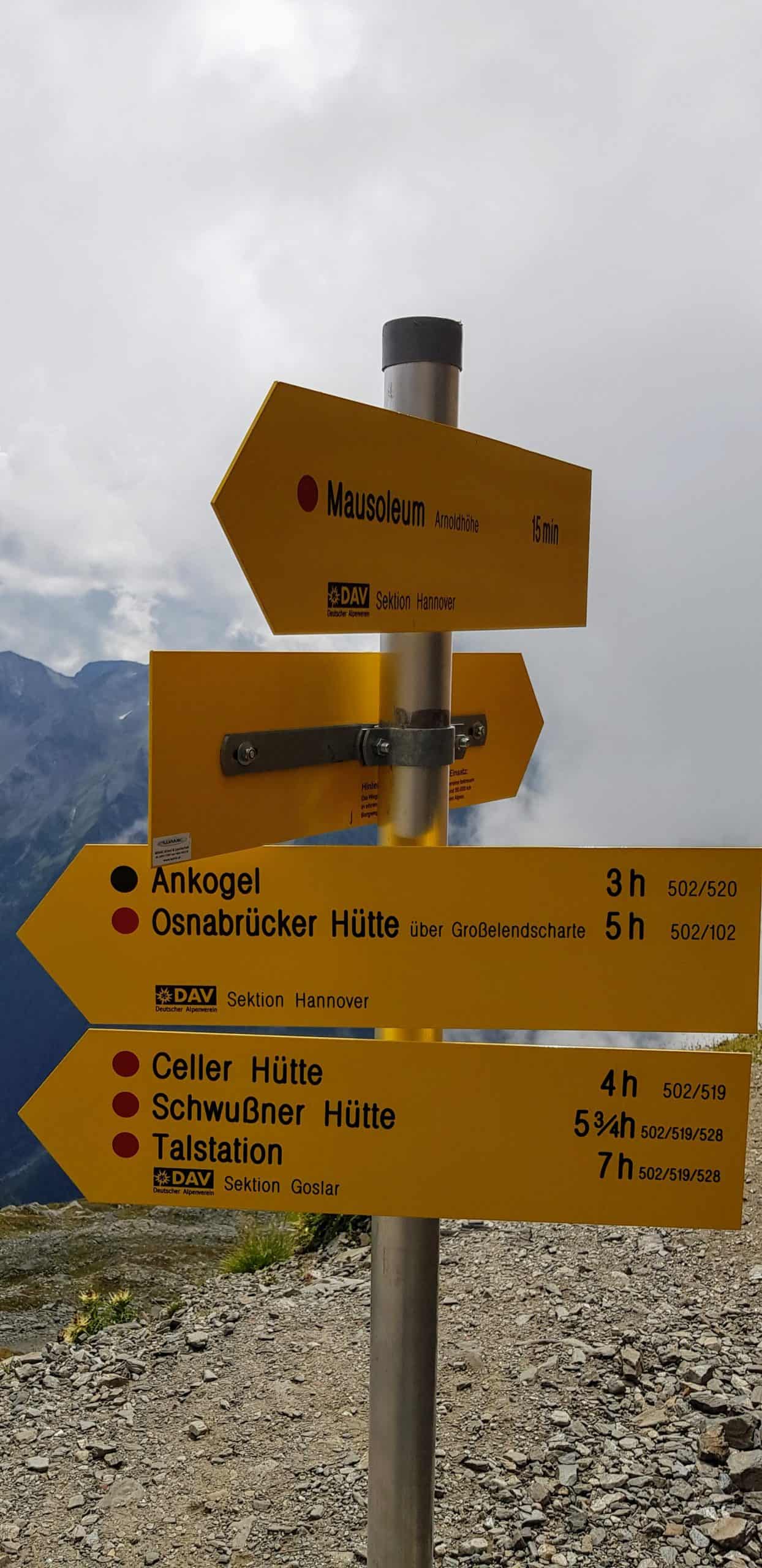 Beschilderung Wanderwege bei Bergstation Ankogel Bergbahn bei Mallnitz im Nationalpark Hohe Tauern in Kärnten - Wandern in Österreich