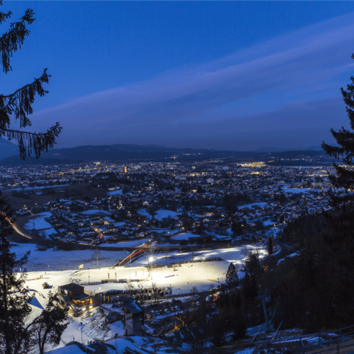 Sehenswürdigkeiten Winter in Kärnten: Villacher Alpenarena Nähe Dobratsch und Villach mit Beleuchtung der Loipen und Skisprunganlage