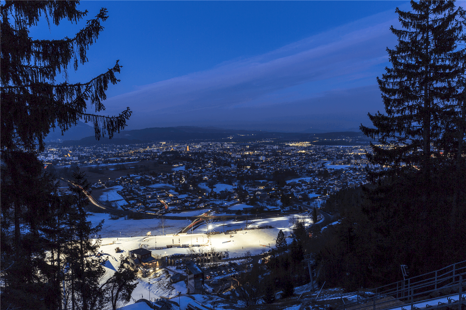 Sehenswürdigkeiten Winter in Kärnten: Villacher Alpenarena Nähe Dobratsch und Villach mit Beleuchtung der Loipen und Skisprunganlage