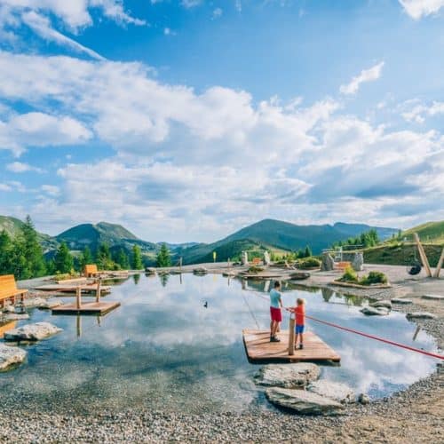 Kinder im Aktiv Park Bad Kleinkirchheim bei Bergstation Brunnach in St. Oswald. Aktivitäten bei Österreich Urlaub in Kärnten.