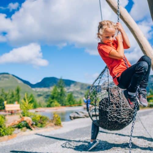 Kind im Aktiv-Park St. Oswald bei Brunnachbahn in Bad Kleinkirchheim. Ausflugsziel für Familien in Kärnten.