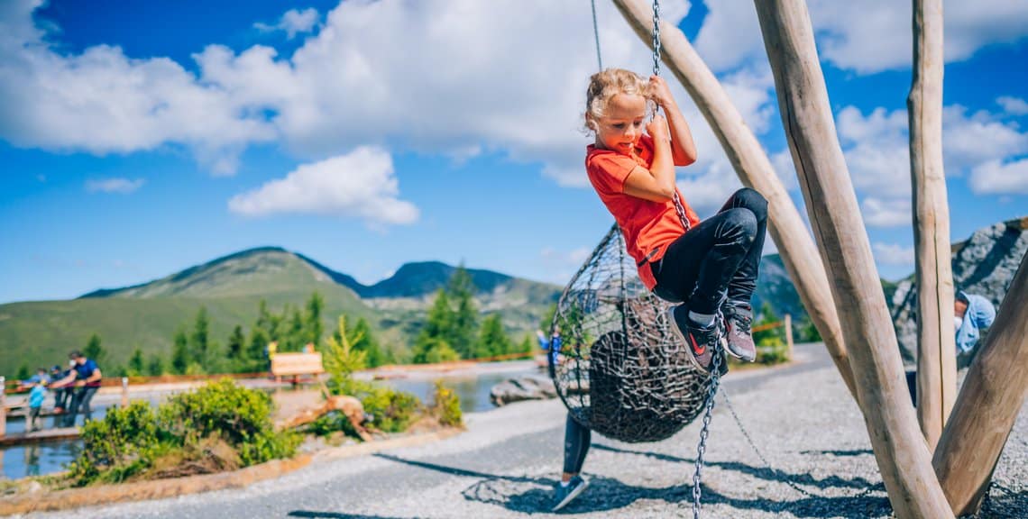 Kind im Aktiv-Park St. Oswald bei Brunnachbahn in Bad Kleinkirchheim. Ausflugsziel für Familien in Kärnten.