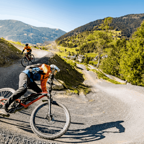 Mountainbiker auf Flow Trail Bad Kleinkirchheim. Sportliche Aktivitäten in Kärnten - Urlaubsland Österreich.