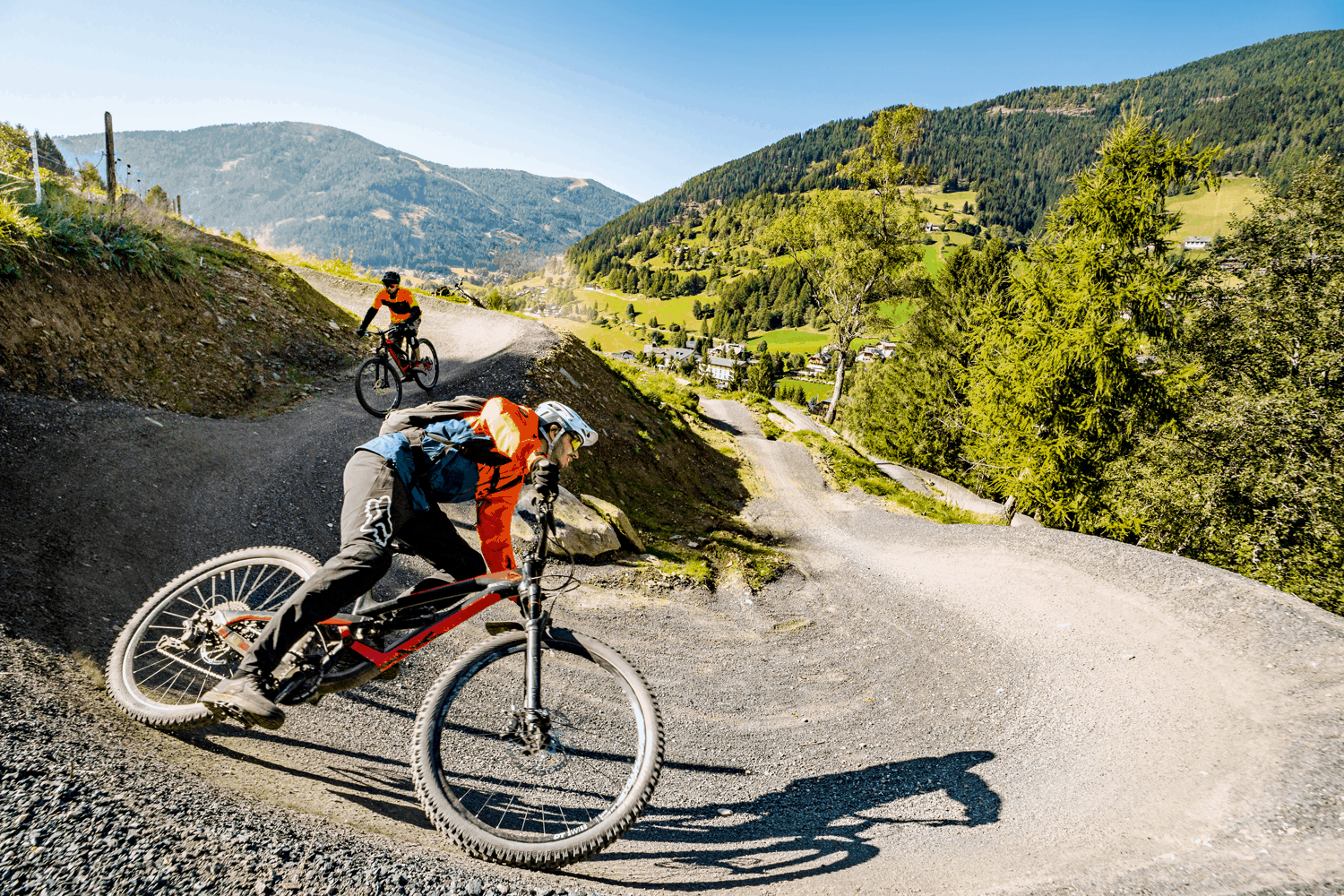 Mountainbiker auf Flow Trail Bad Kleinkirchheim. Sportliche Aktivitäten in Kärnten - Urlaubsland Österreich.