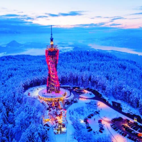 Adventmarkt mit rot beleuchteten Pyramidenkogel in Kärnten am Wörthersee