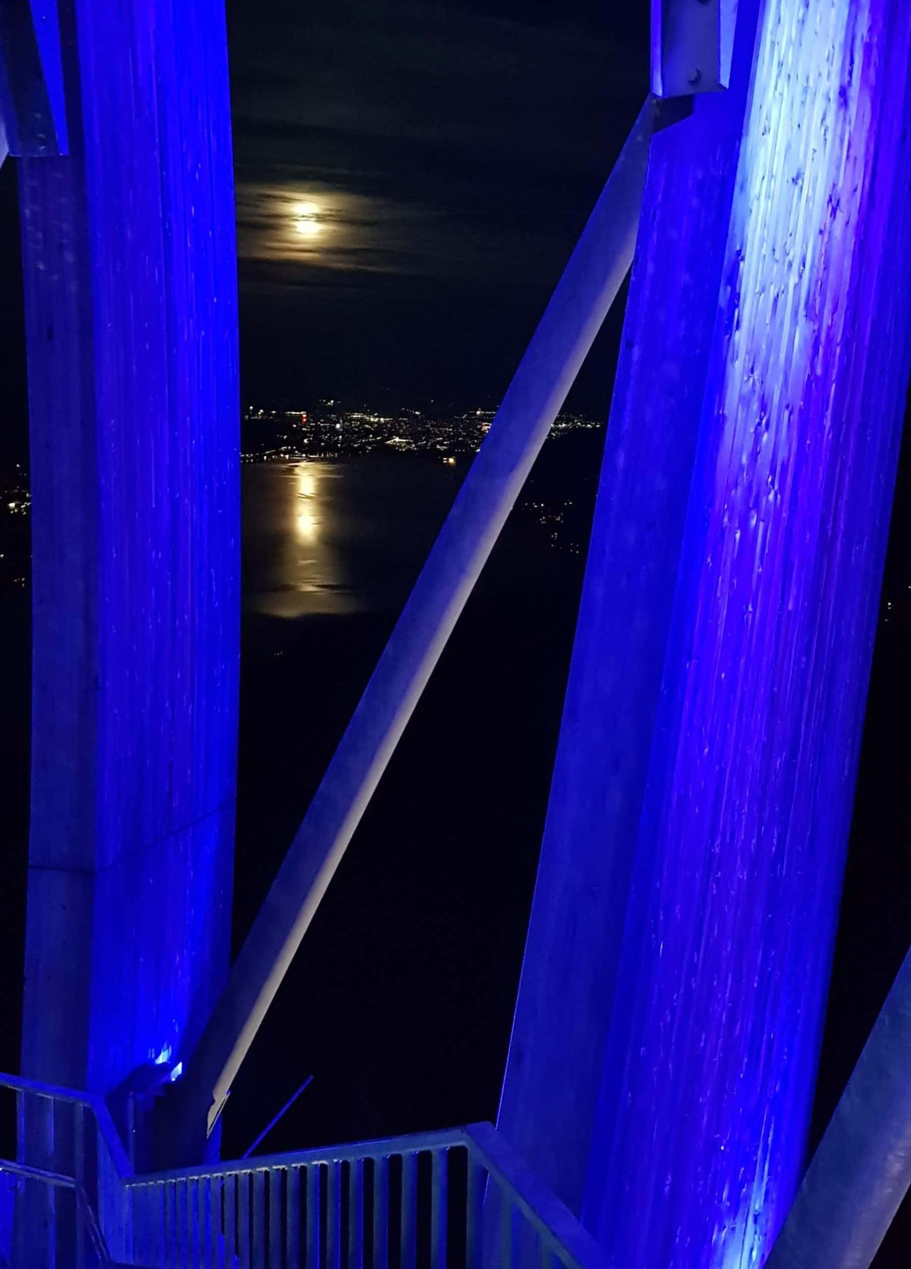 Blick vom Pyramidenkogel auf Mondschein über Klagenfurt am Wörthersee in Österreich