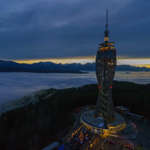 Adventmarkt über den Wolken am Pyramidenkogel in Kärnten. Sonnenuntergang über Karawanken und Julische Alpen.