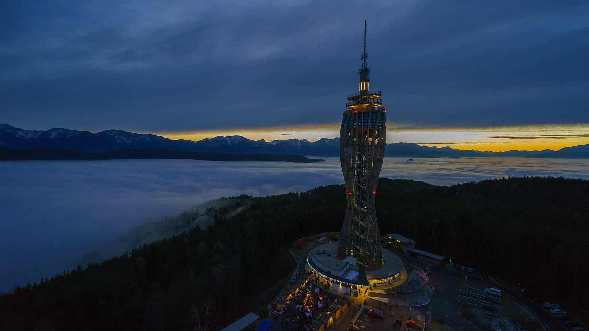 Adventmarkt über den Wolken am Pyramidenkogel in Kärnten. Sonnenuntergang über Karawanken und Julische Alpen.