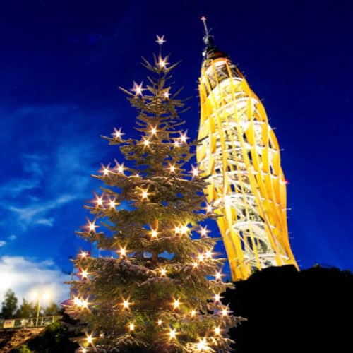 Weihnachtsbaum vor Pyramidenkogel bei Christkindlmarkt rund um den Wörthersee in Kärnten