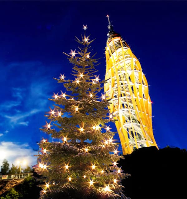 Weihnachtsbaum vor Pyramidenkogel bei Christkindlmarkt rund um den Wörthersee in Kärnten