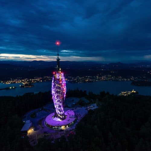 Pyramidenkogel in Österreich mit abendlichen Blick auf Wörthersee