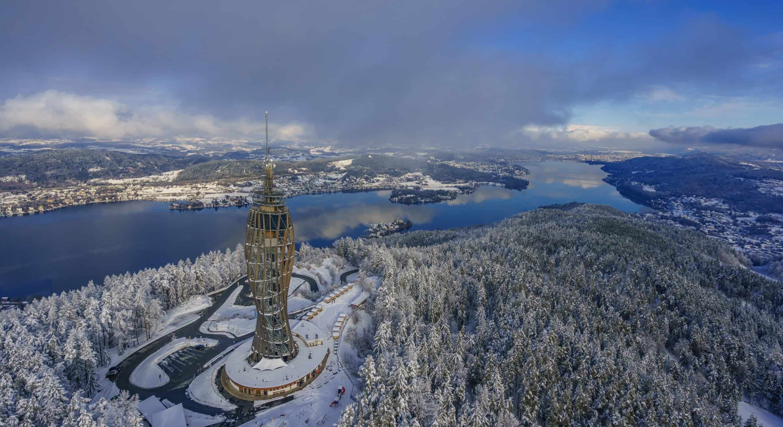 Pyramidenkogel im Winter mit Blick Richtung Klagenfurt am Wörthersee