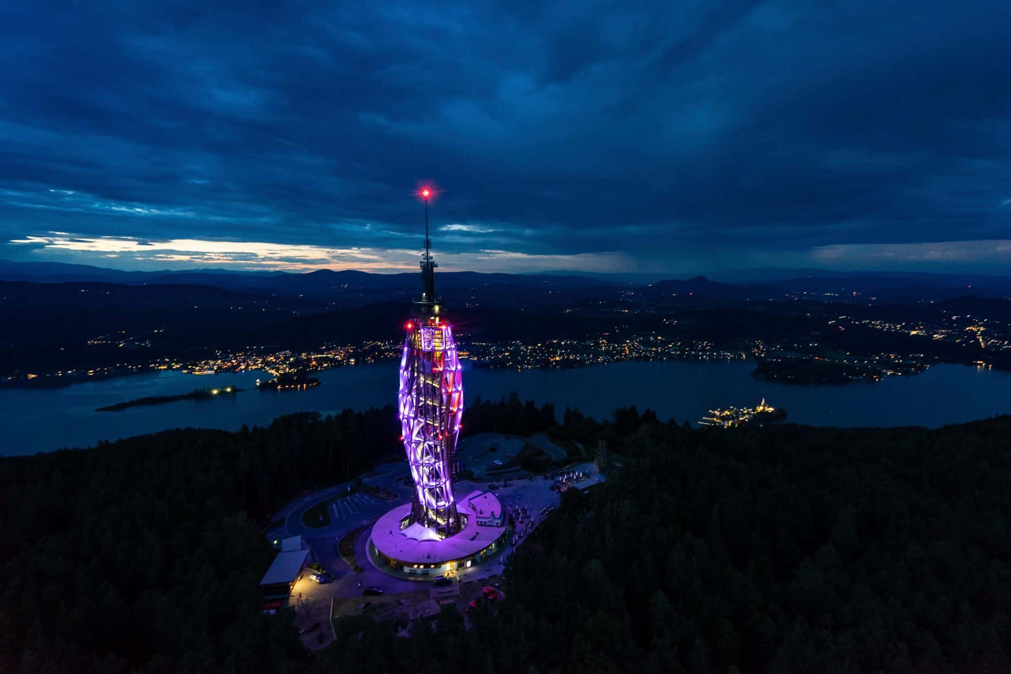 Pyramidenkogel in Österreich mit abendlichen Blick auf Wörthersee