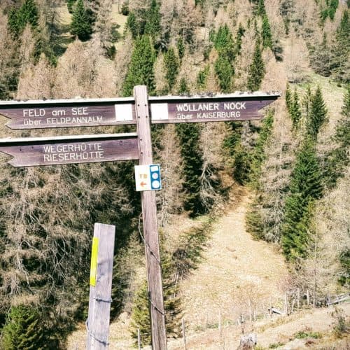 Wandern Feldpannalm im Frühling - Beschilderung Bad Kleinkirchheim und Feld am See mit Hütten