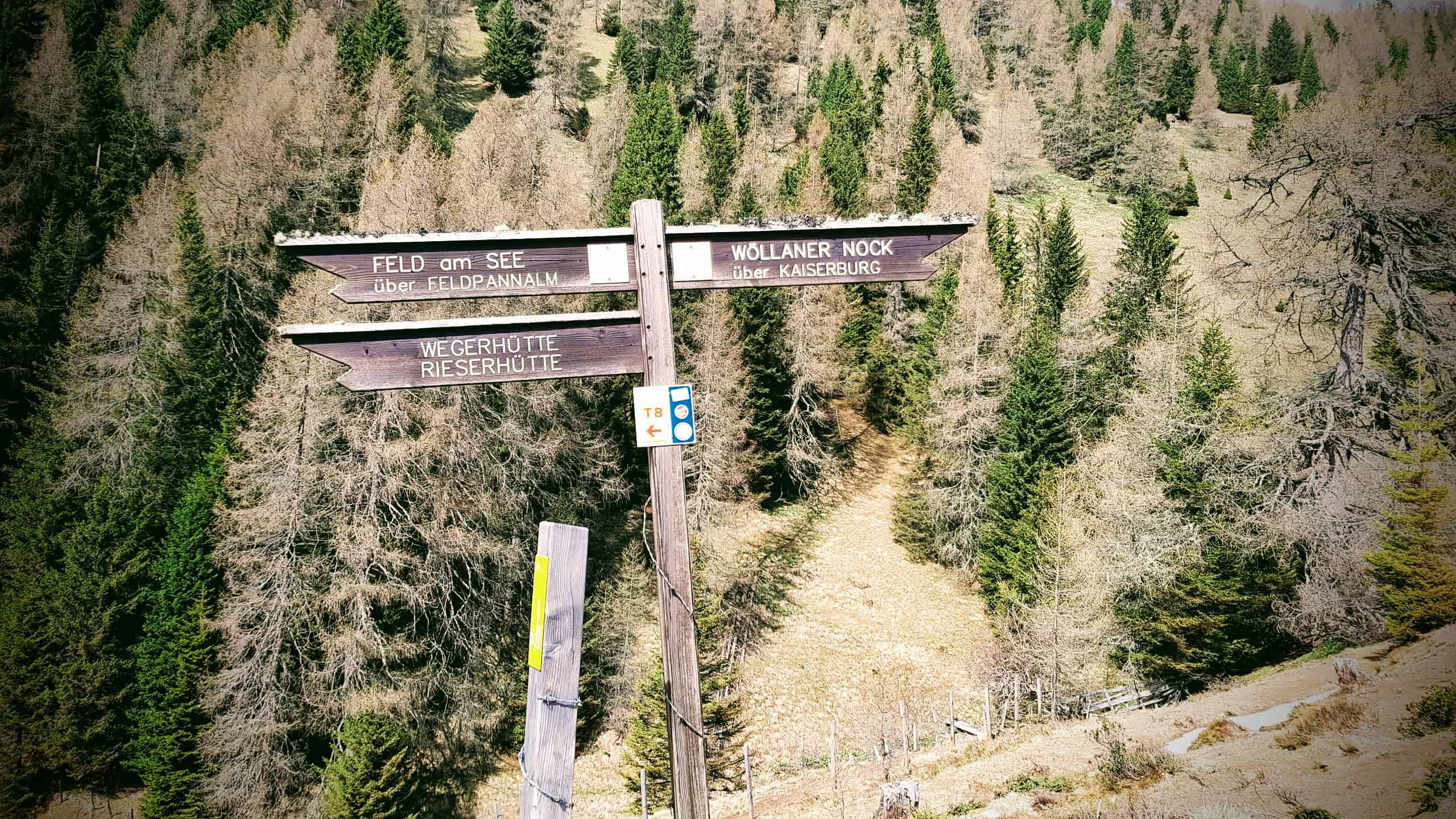 Wandern Feldpannalm im Frühling - Beschilderung Bad Kleinkirchheim und Feld am See mit Hütten