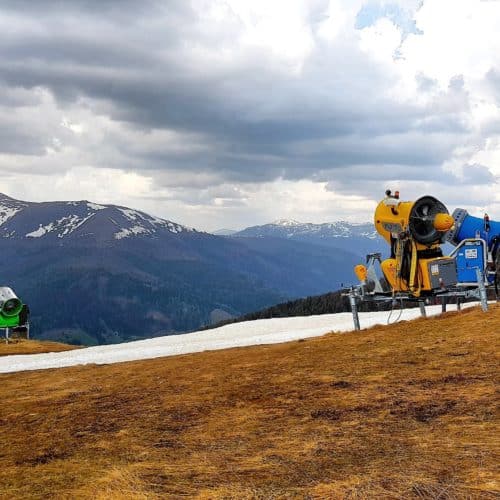 Auf Kaiserburg nach Wintersaison mit Blick auf Nockberge in Kärnten - Österreich