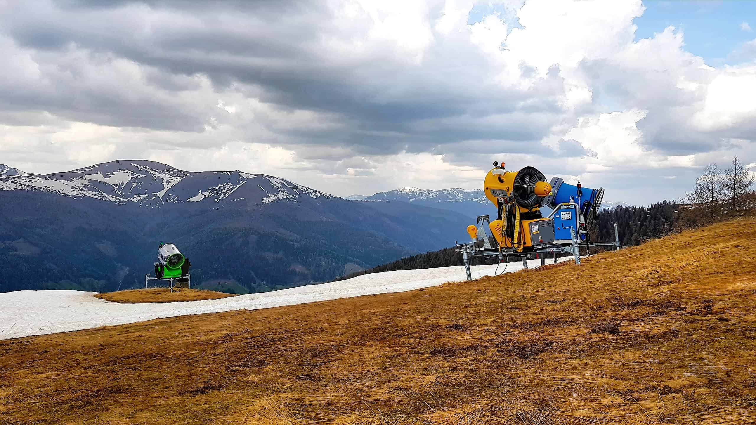 Auf Kaiserburg nach Wintersaison mit Blick auf Nockberge in Kärnten - Österreich