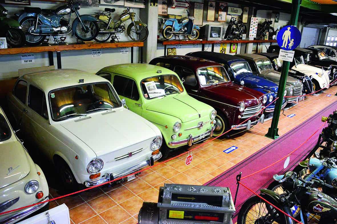 Autoausstellung im Villacher Fahrzeugmuseum - im Winter geöffnetes Ausflugsziel in Kärnten, Österreich