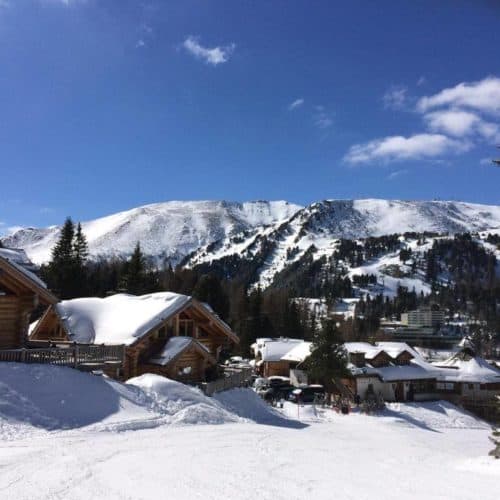 Winterwanderung auf der Turracher Höhe. Gemeinde an der Grenze der Bundesländer Kärnten & Steiermark in Österreich.