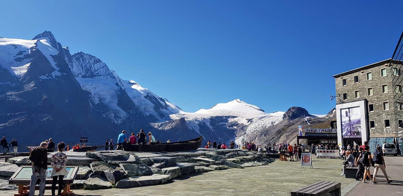 Kaiser Franz Josefs Höhe - Besucherzentrum auf Großglockner Hochalpenstraße mit Blick auf Großglockner