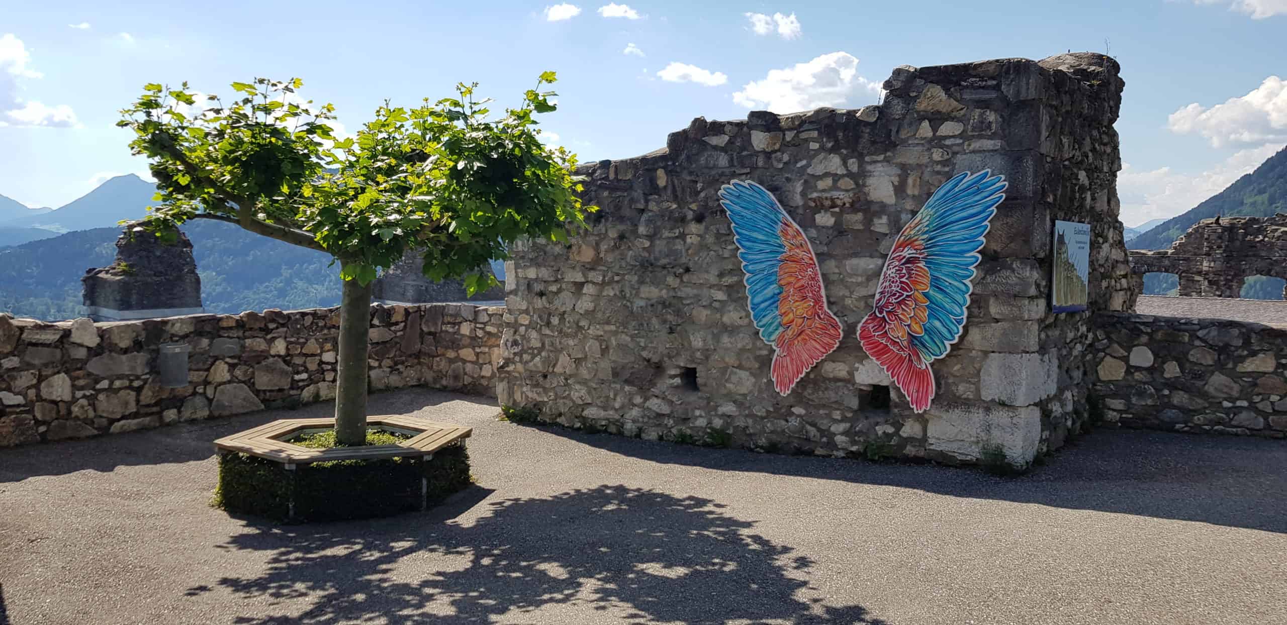 Ausflugsziel Adlerarena Burg Landskron bei Villach am Ossiacher See in Österreich, Kärnten