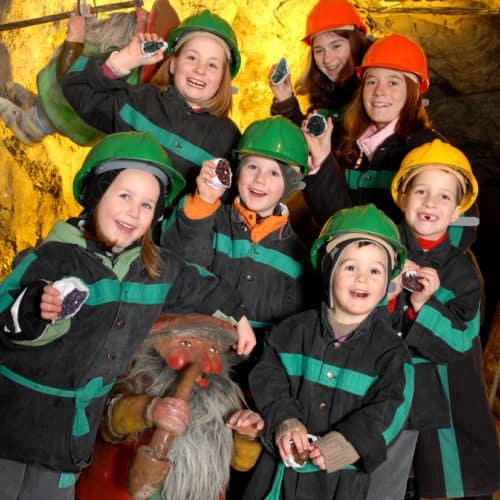 Kinder bei Führung in Schaubergwerk Terra Mystica in Bad Bleiberg - Ausflugsziel Nähe Villach