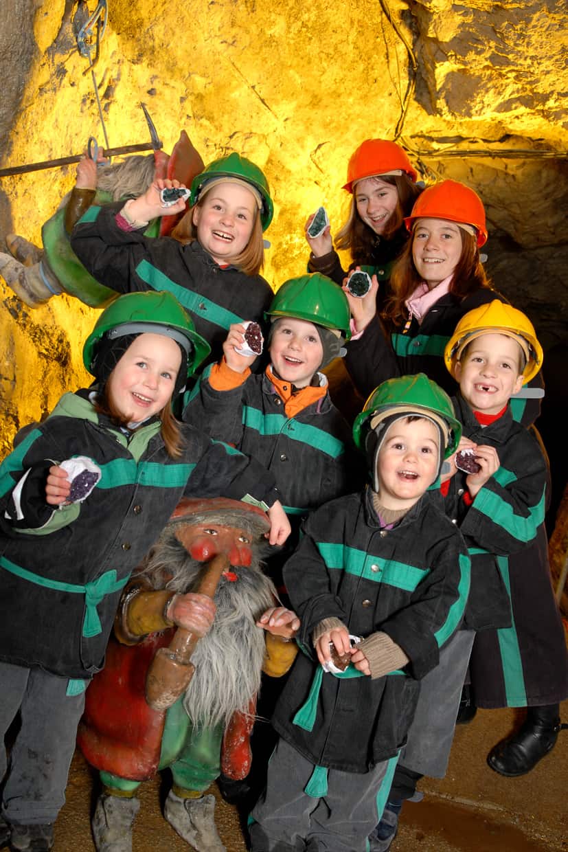 Kinder bei Führung in Schaubergwerk Terra Mystica in Bad Bleiberg - Ausflugsziel Nähe Villach