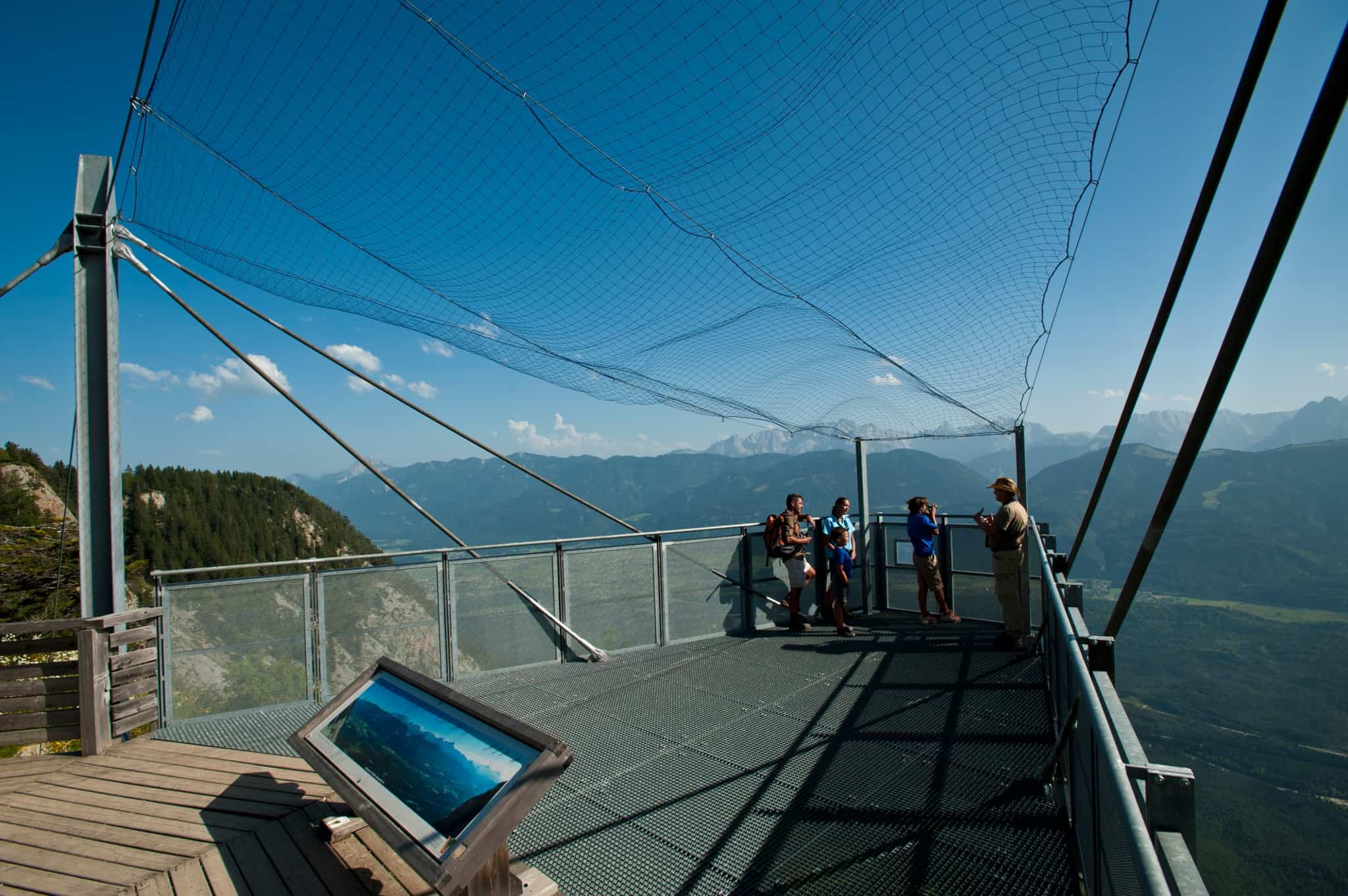 Skywalk im Naturpark Dobratsch entlang Villacher Alpenstraße - Tipp für Aktivitäten in der Urlaubsregion Villach in Kärnten, Österreich