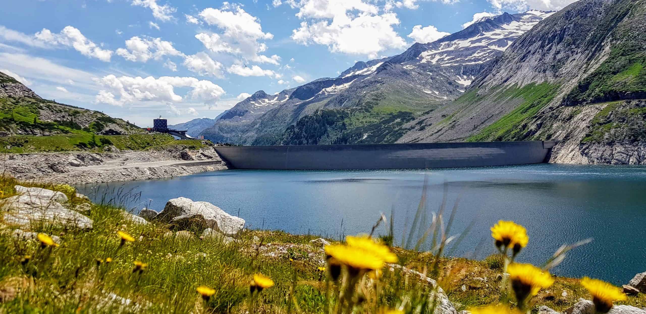 Kölnbreinsperre im Sommer mit Blumen und Stausee - Ausflugsziel in Kärnten, Österreich. Panoramastraße Malta Hochalmstraße