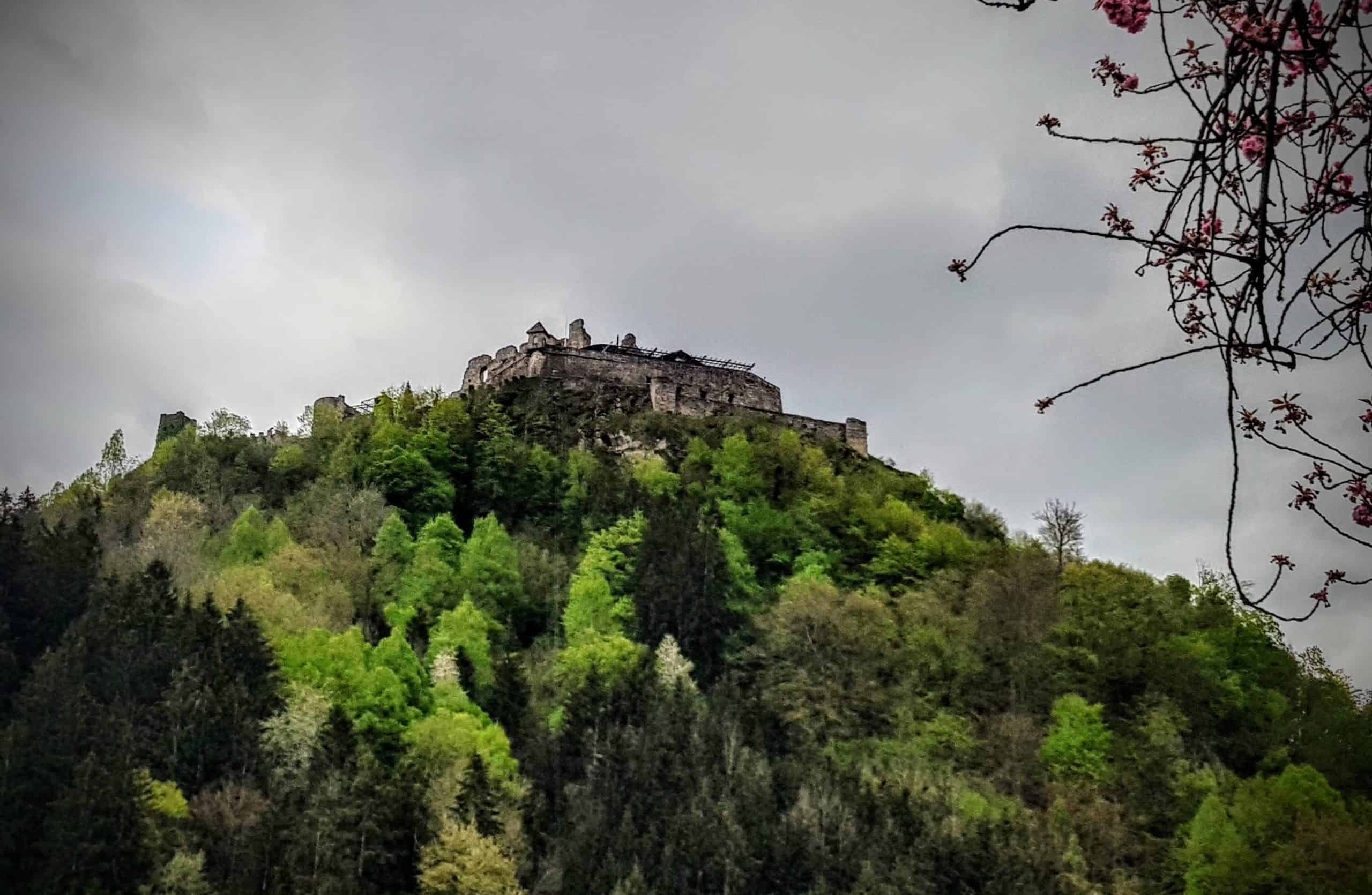 Burgruine Landskron bei Villach am Ossiacher See - geöffnet im Frühling