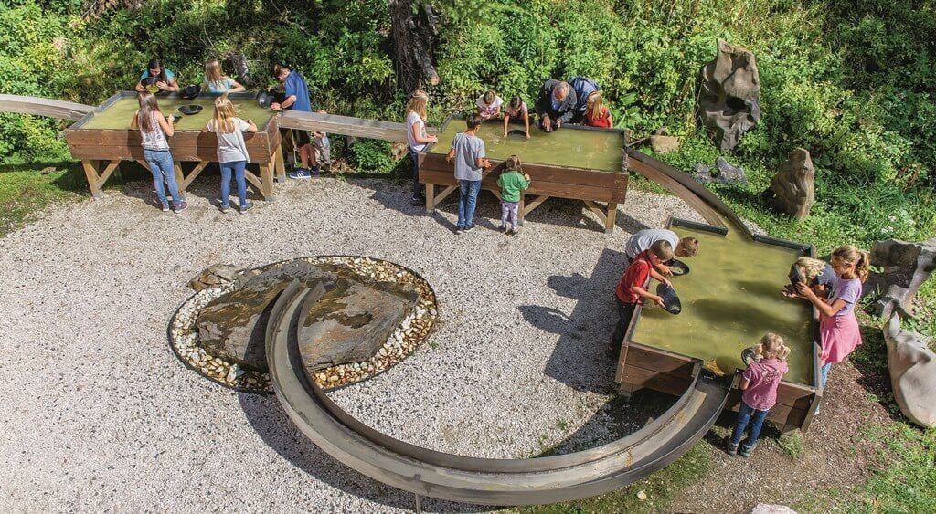 Geöffnet Turracher Höhe Kranzelbinder Edelsteinmuseum - Kinder beim Goldwaschen