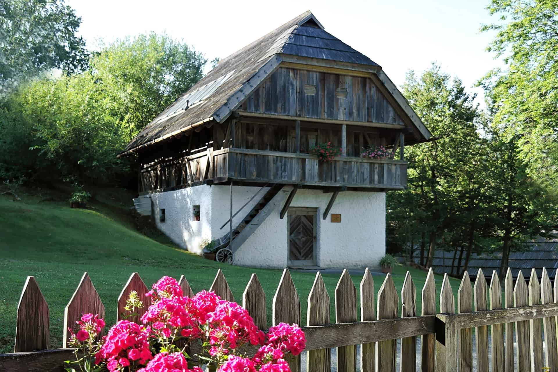 Geöffnetes Kärntner Freilichtmuseum in Maria Saal Nähe Klagenfurt