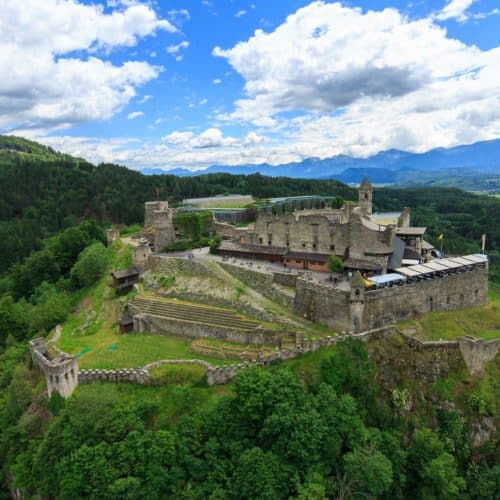 Burg Landskron mit Adlerarena bei Villach in Kärnten - geöffnete Sehenswürdigkeit im Frühling