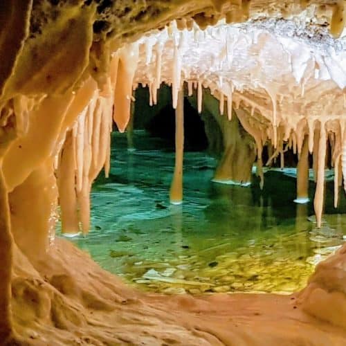 Tropfsteine und Sintersee in Obir Tropfsteinhöhlen bei Ausflug im Mai in Kärnten