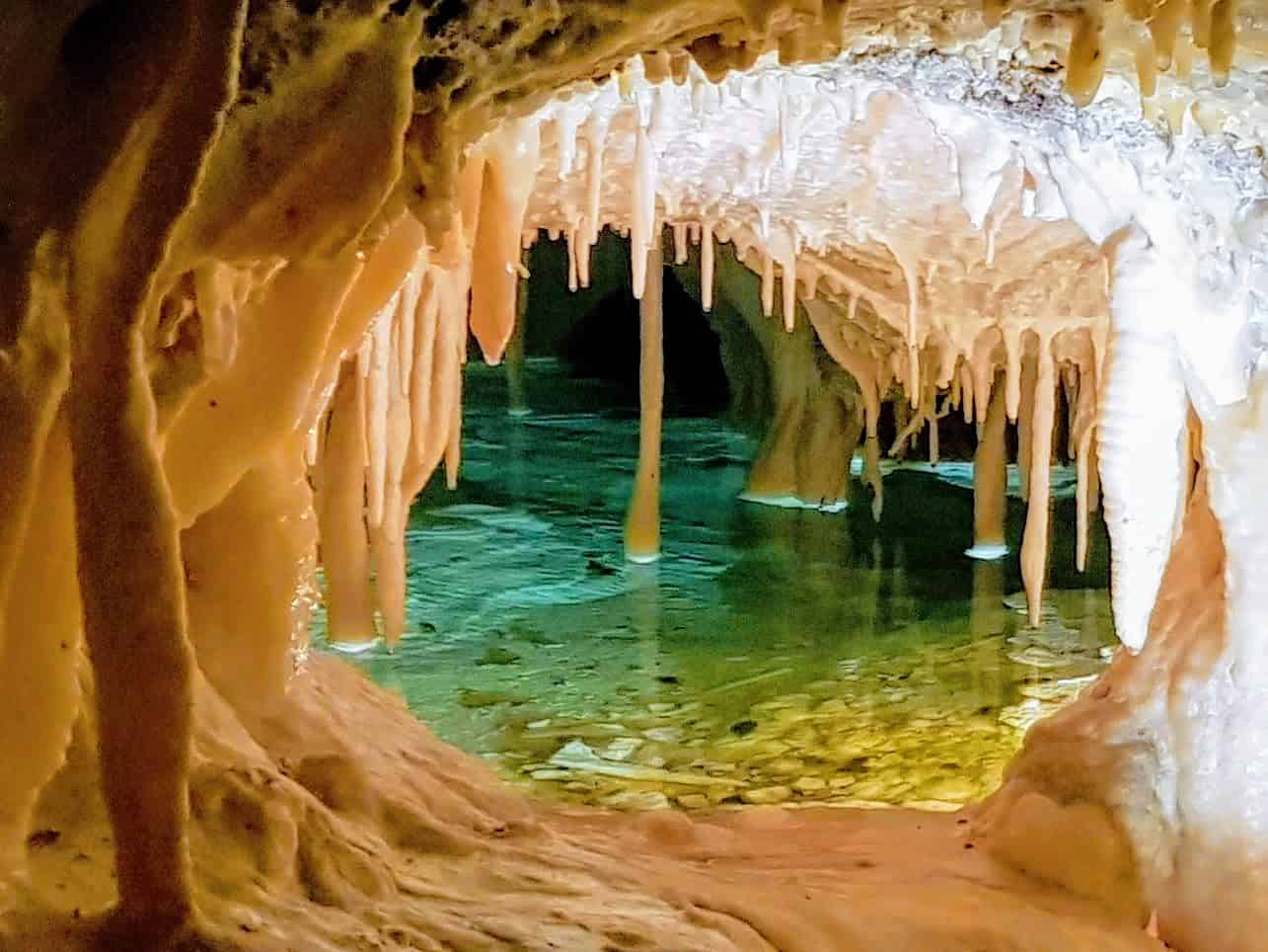 Tropfsteine und Sintersee in Obir Tropfsteinhöhlen bei Ausflug im Mai in Kärnten