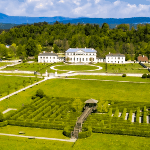 Labyrinth & Schloss Rosegg bei Frühlings-Ausflug am Wörthersee in Kärnten